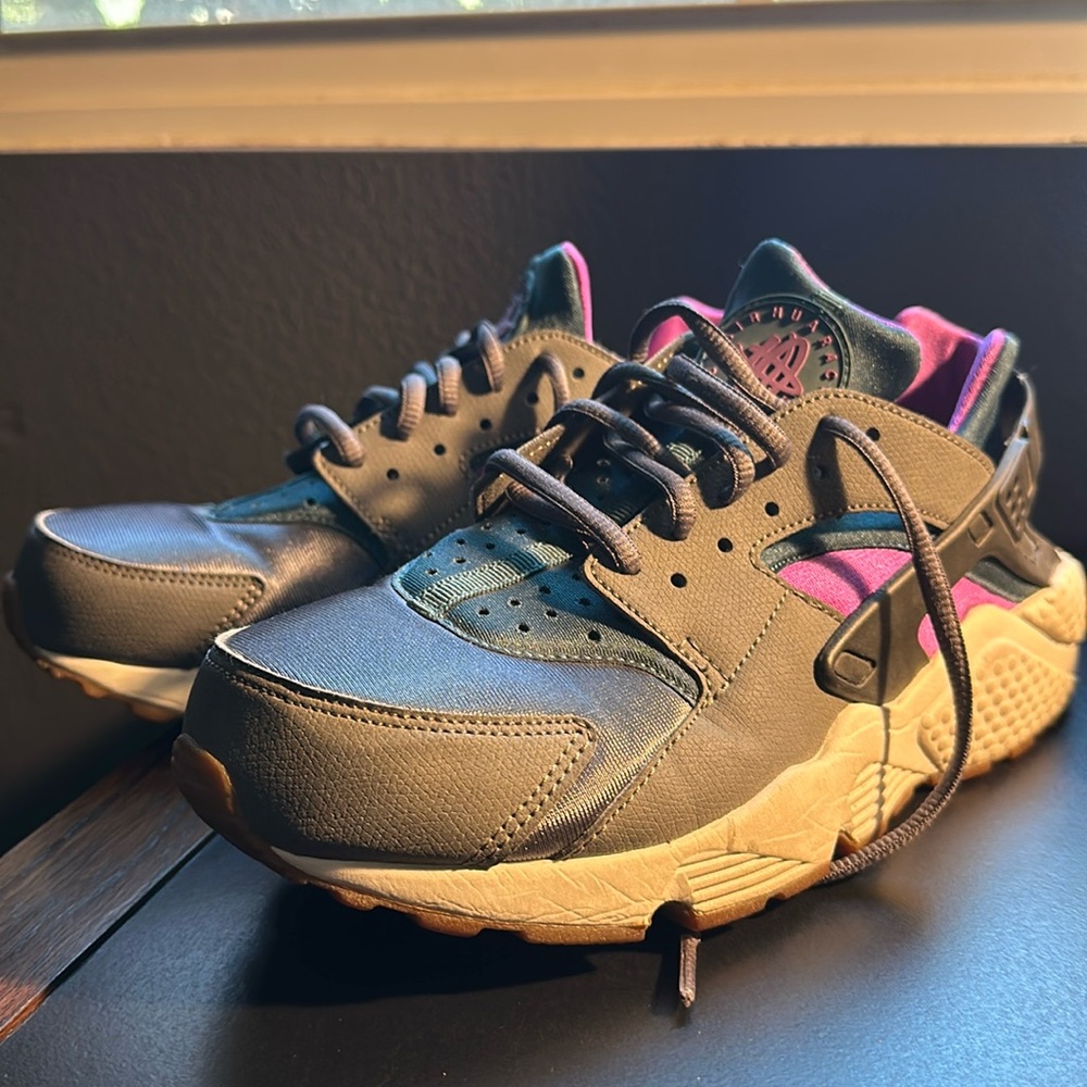 Excellent condition Nike Huarache women’s 8.5 US